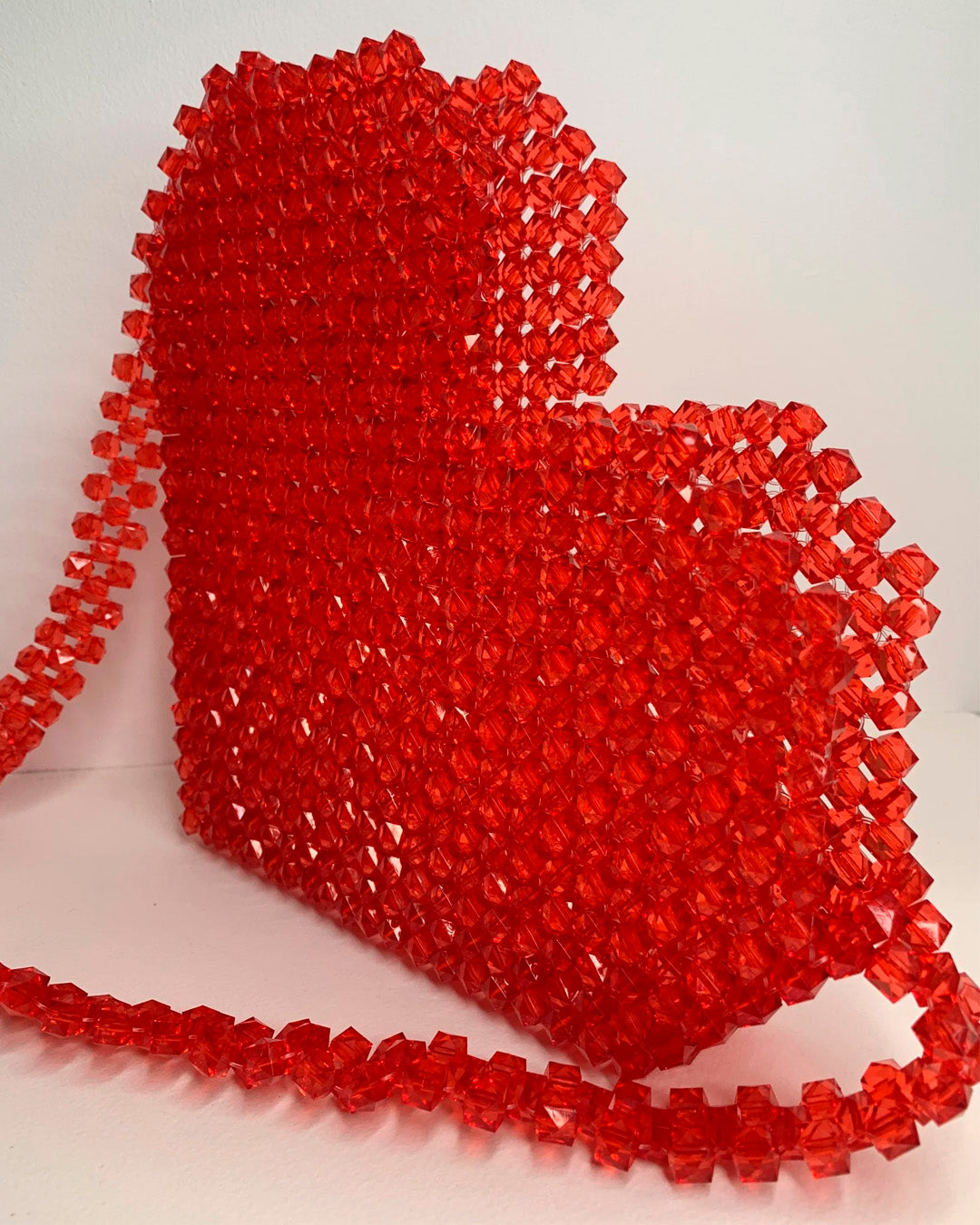 Bolso Corazón en Perlas Facetadas Rojas
