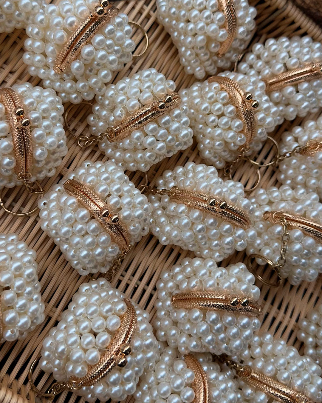 Monedero en perlas beige